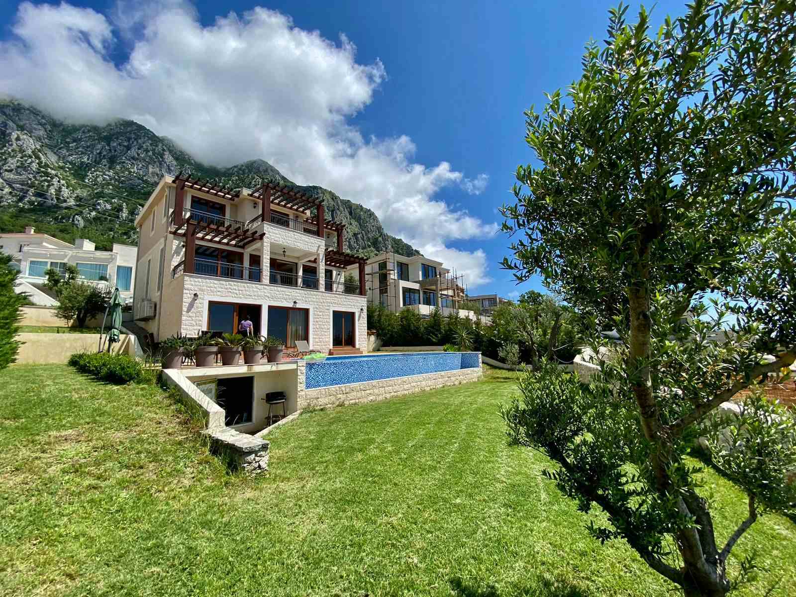 Exceptional four bedrooms villa in Blizikuce